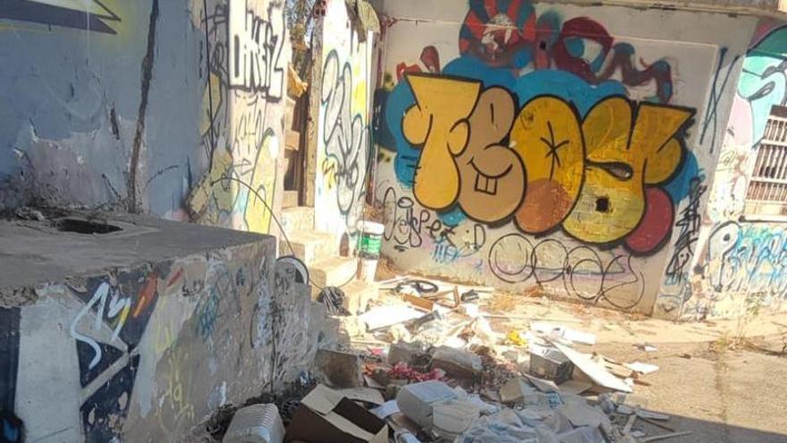 El espacio que se reivindica en Sagunt como contenedor cultural vuelve a convertirse en basurero