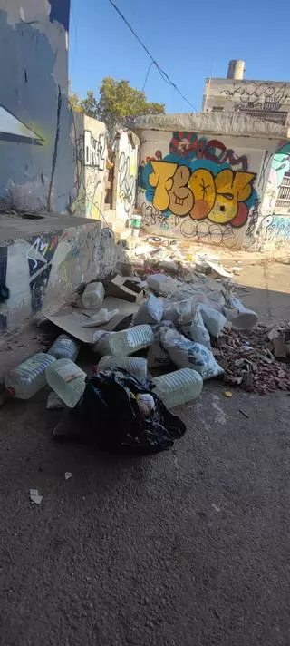El espacio que se reivindica en Sagunt como contenedor cultural vuelve a convertirse en basurero
