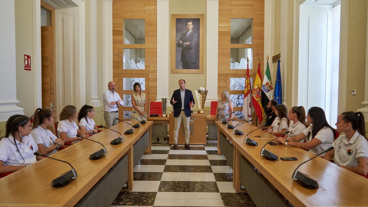 El alcalde de Cáceres habla a las jugadoras del Cacereño Femenino, en el salón de plenos.