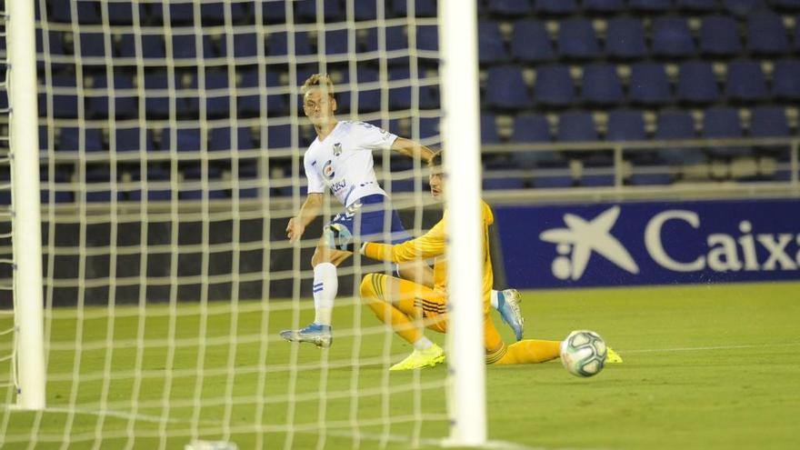 Dani Gómez supera a Altube y logra el tercer gol del Tenerife, en el primer minuto de la segunda parte.