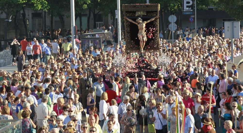 Cientos de miles de seguidores acompañan a la procesión por el centro de Vigo en medio de un asfixiante calor.