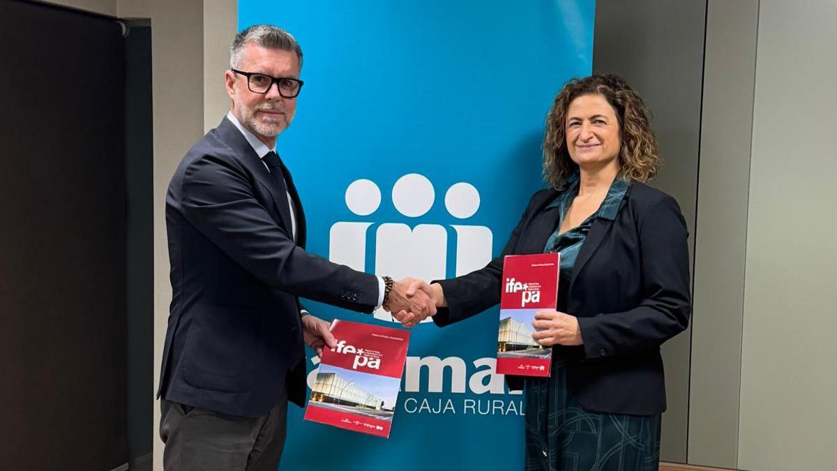 María Dolores Pagán, directora territorial de Cajamar en Murcia, y Antonio Miras, director general de IFEPA, tras la firma el convenio de colaboración