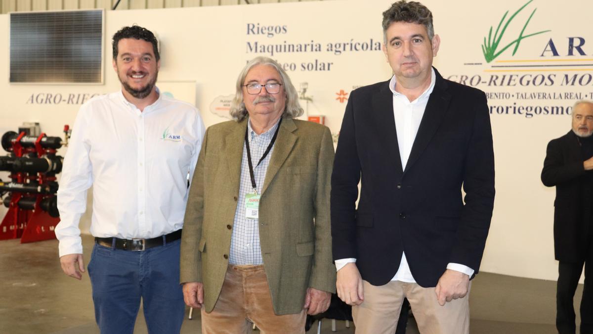 Goyo, Gregorio y Roberto Montero, en el estand de Agro-Riegos Montero en Agroexpo 2023.