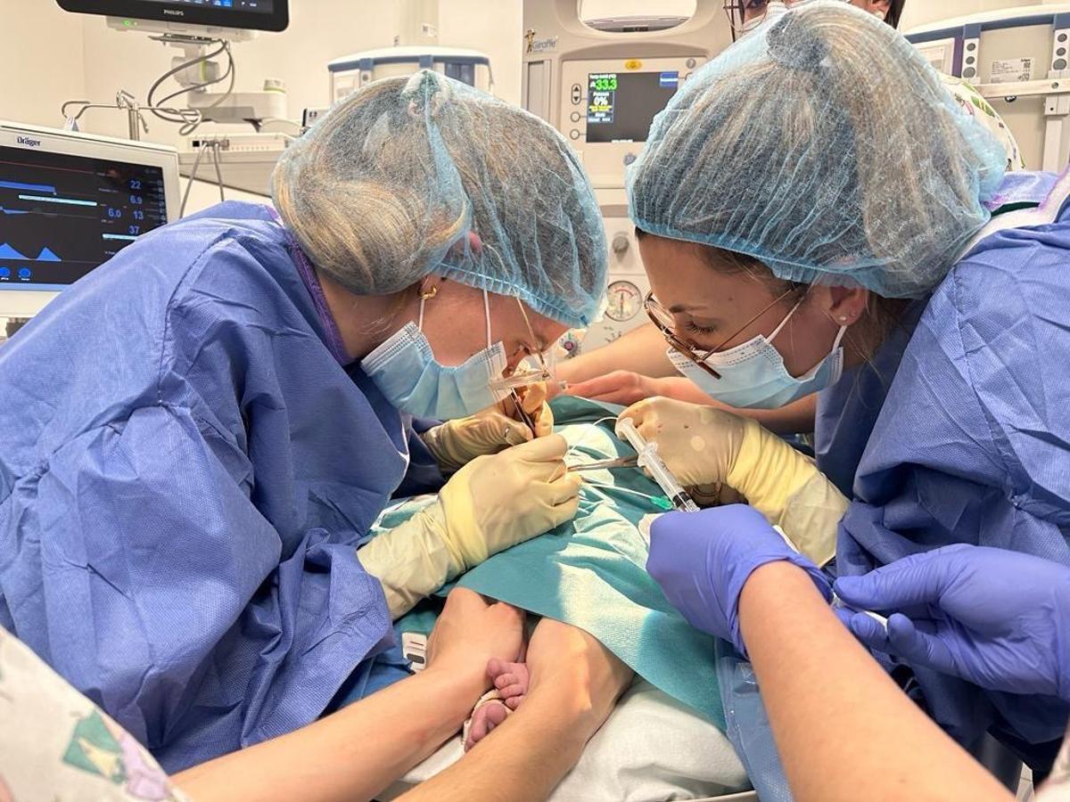 Anabel Montero, durante la atención a uno de sus pequeños pacientes en el hospital.