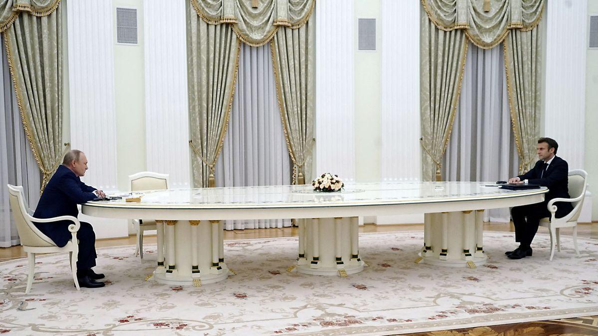 Vladímir Putin, en una reunión n Moscú con Emmanuel Macron.