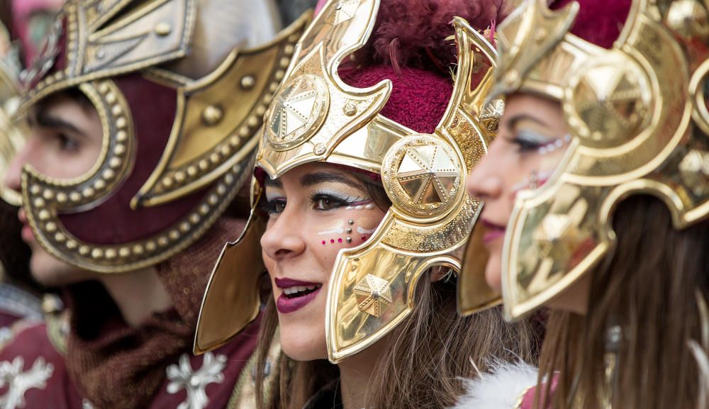 Los bailes y los trajes de los componentes de las comparsas llenaron la calle Alicante y la avenida Ancha de Castelar de colorido y originalidad.