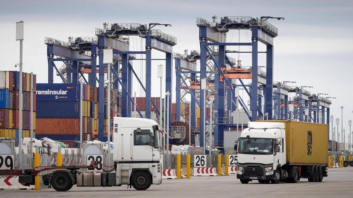 Terminal de contenedores en el moll Prat del Port de Barcelona.