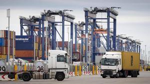 Terminal de contenedores en el moll Prat del Port de Barcelona.