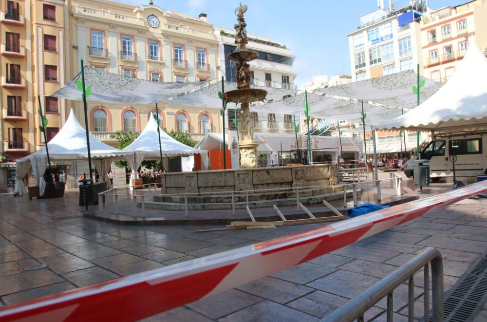 Las calles del centro de la ciudad y la plaza de la Constitución se ''visten'' para los días de fiesta que están a punto de llegar