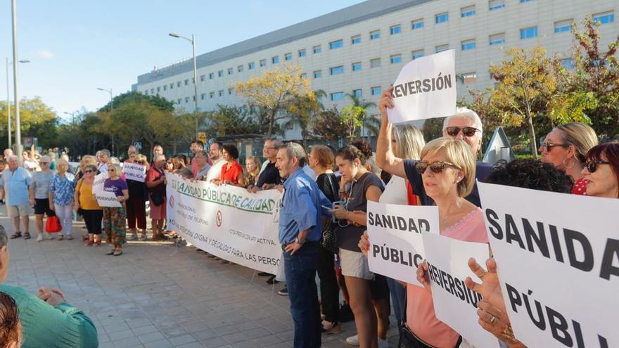 Cadena humana en protesta por la reversión del hospital de Manises