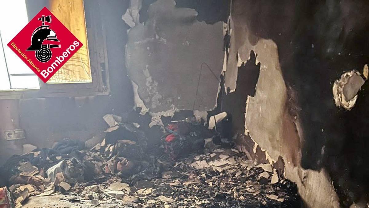 Imagen del incendio causado en el dormitorio principal