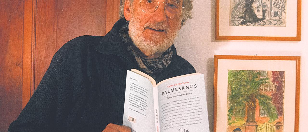 Schriftsteller Carlos Garrido mit seinem neuen Buch &quot;Palmesan@s. Gente que conocí en Ciutat&quot;.