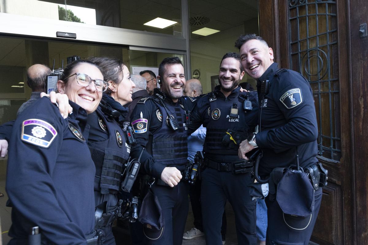 Agentes de policía celebrando en la puerta de la comisaría de Burjassot.