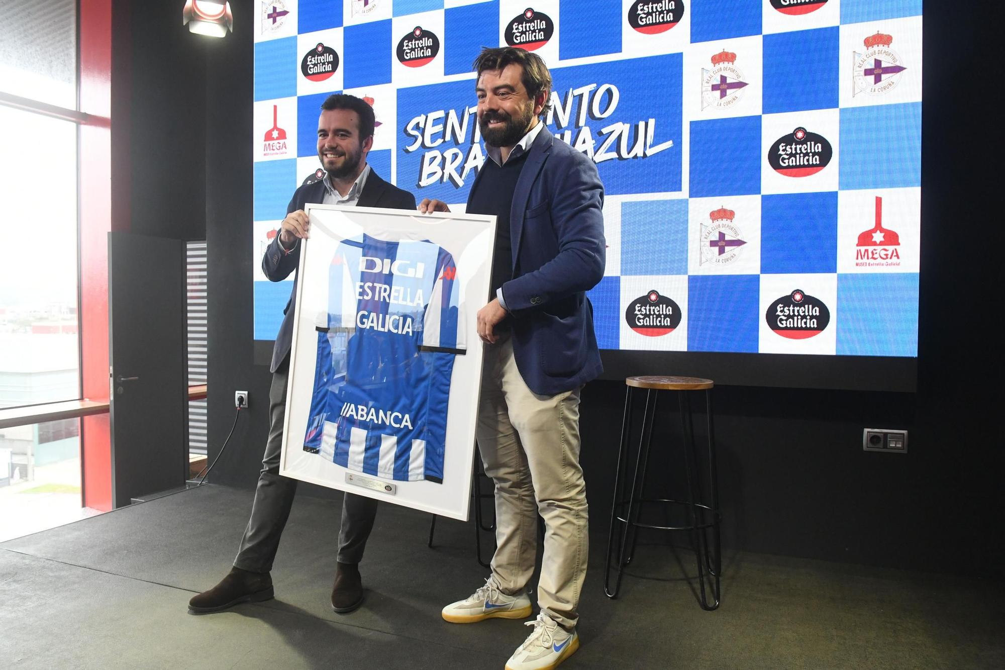 La plantilla del Deportivo visita el museo Mega de Estrella Galicia