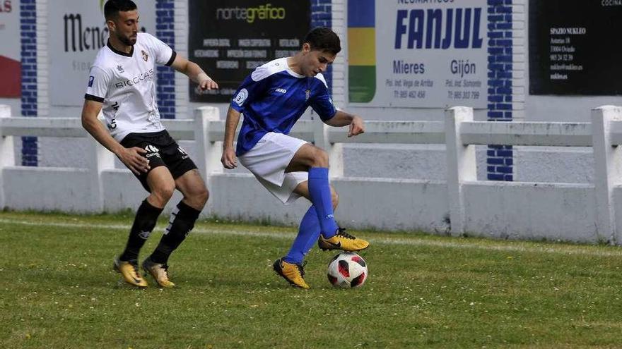 El jugador del Caudal Cristian persiona a Lele, del San Martín.