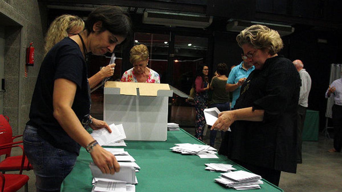 Vecinos de Bellaterra votan en la consulta sobre la independencia de Cerdanyola del Vallès.