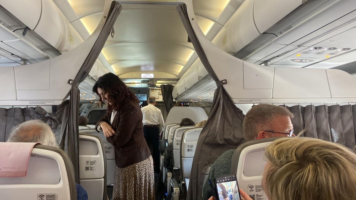 El avión lleva más de tres horas y medio parado en la pista del aeropuerto de Santiago