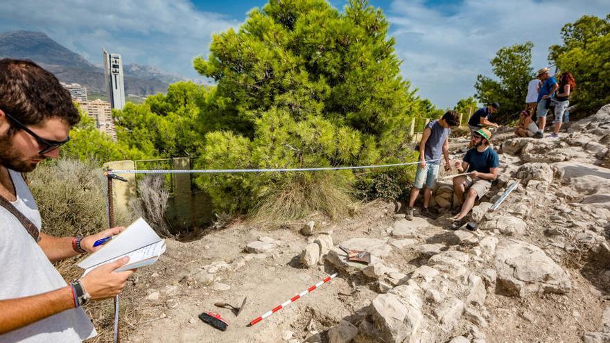 Campaña de excavaciones en el Tossal de La Cala el pasado verano.