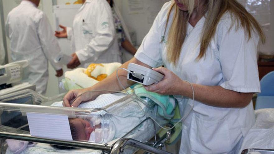 Una trabajadora de neonatología, con un recién nacido.