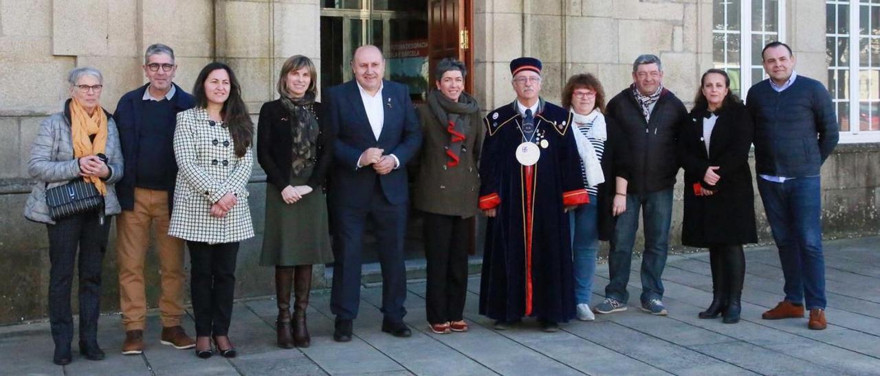 El alcalde de Arbo, Horacio Gil, y la regidora francesa, Agnés Alfonso-Chariol junto a Nava Castro, ayer.   // D.P.