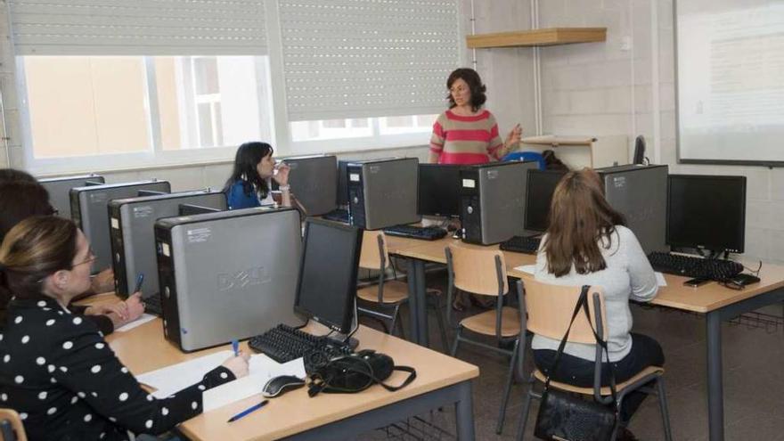 Docentes da comarca coruñesa, onte, na charla de Mónica Álvarez no CIFP Someso.