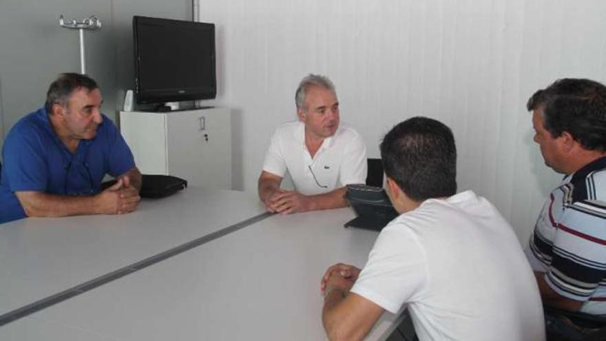 José Luis Gil y Manuel Fernández, reunidos con miembros de la entidad cinegética lalinense.