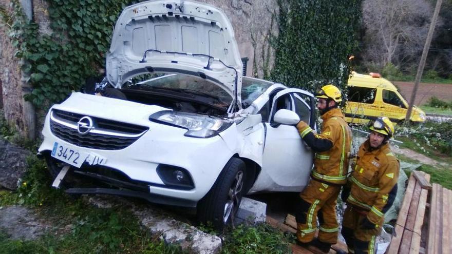 Dos jóvenes, heridos al caer su coche por un terraplén en Valldemossa