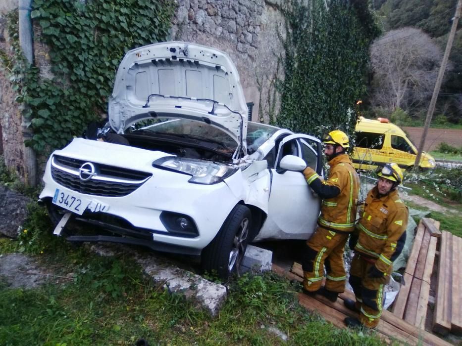 Dos jóvenes, heridos al caer su coche por un terraplén en Valldemossa