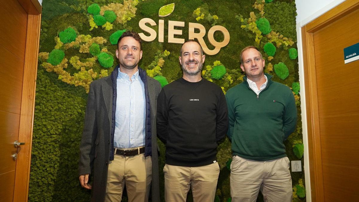 Por la izquierda, Fran del Cid, el alcalde de Siero y Ángel García.