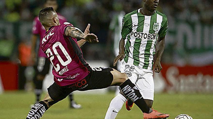 Marlos Moreno (a la derecha), en la final de la Libertadores.