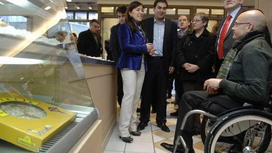 Anxo Queiruga, de Cogami (dcha.), en la apertura de una panadería / e.v.