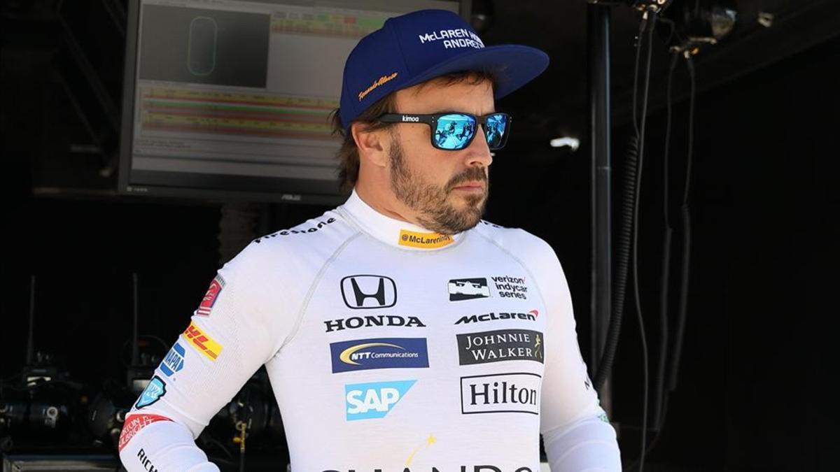 Alonso, esperando para empezar los entrenamientos del martes