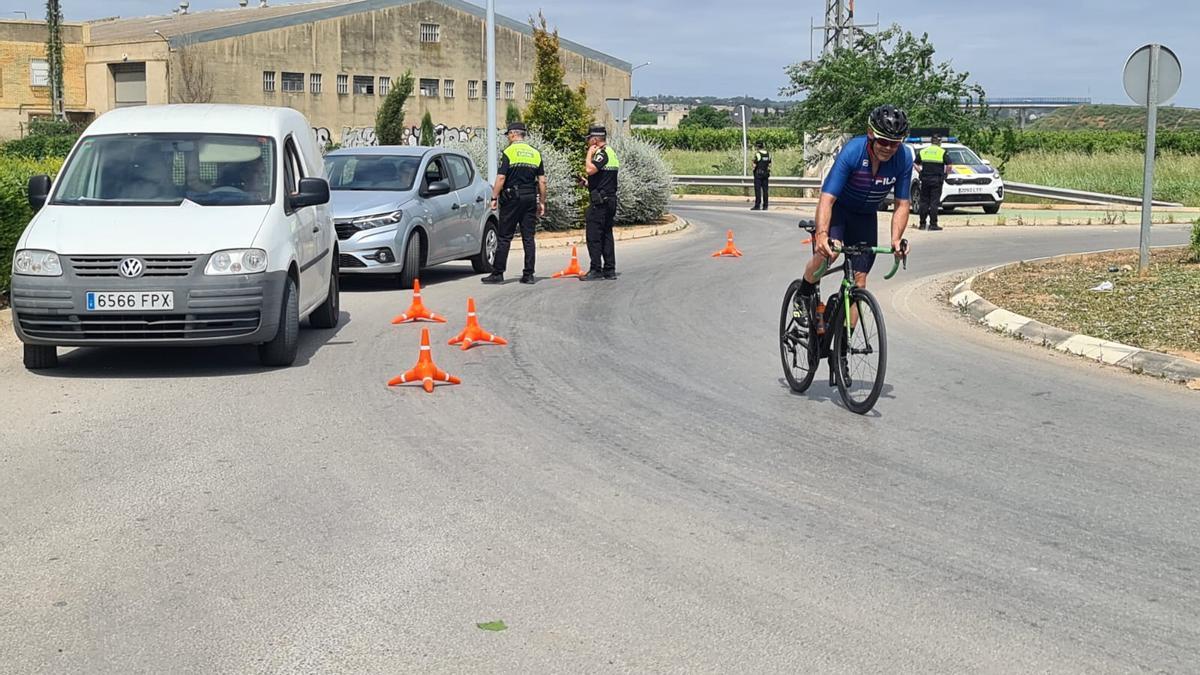 Continúan los ocontroles policial en los accesos a la urbanización Santa Ana de Albal.