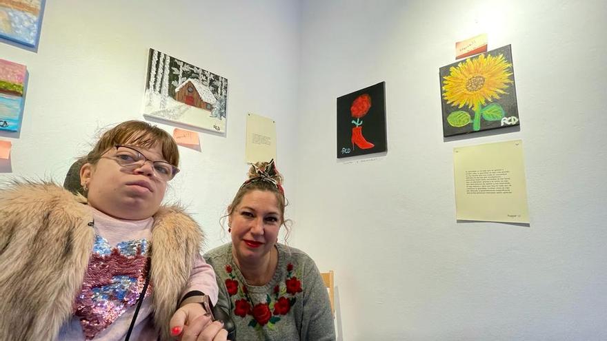 La vida que Rosana pinta de colores: una joven mierense con una &quot;enfermedad rara&quot;, apenas sin visión, expone sus cuadros y poemas en la Casa de Cultura