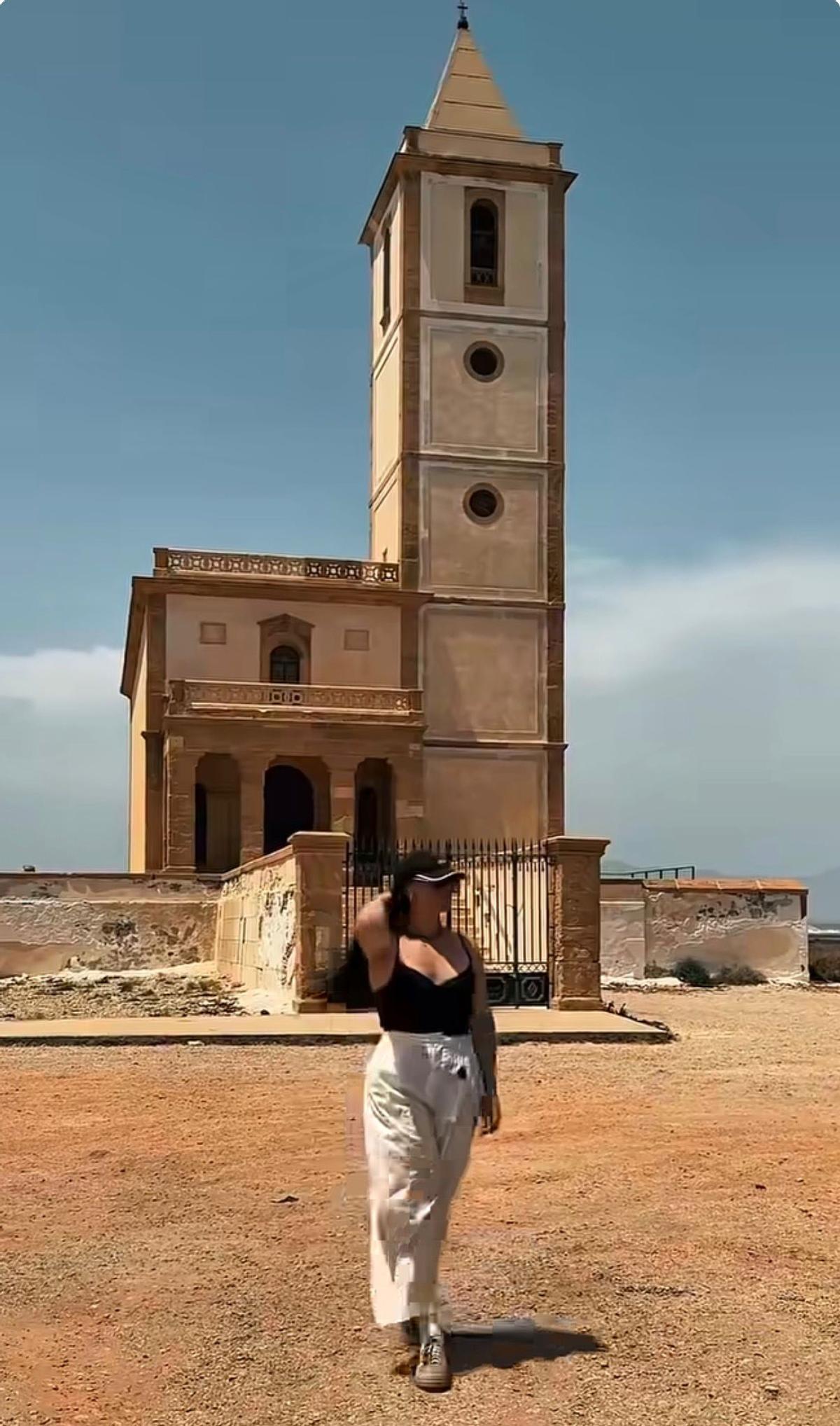 Rosa López, en la Iglesia de Las Salinas (Cabo de Gata, Almería)