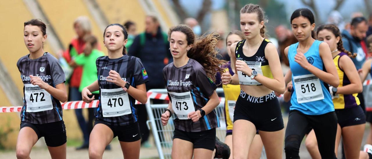 Atletas durante la carrera femenina sub-14 del cross de sa Pobla