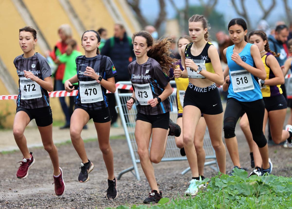 Atletas duranta la carrera femenina sub-14 del cross de sa Pobla