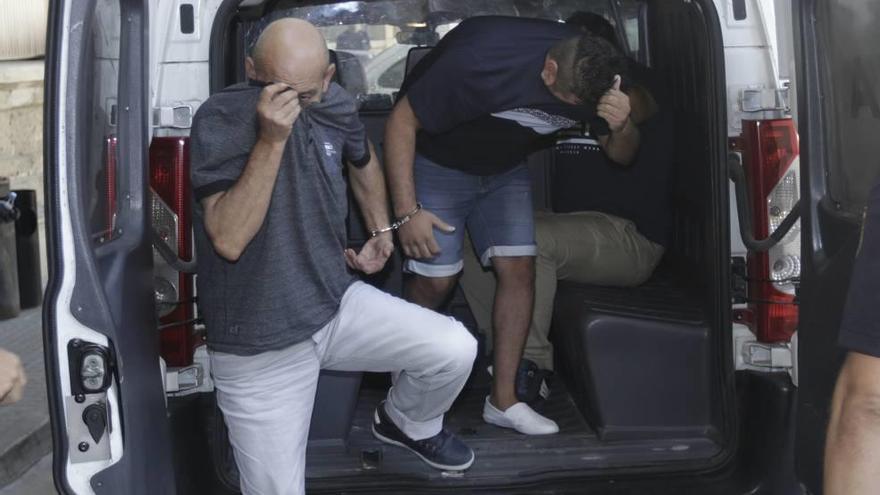 El hijo pequeño de El Pablo, Iván C. F., en su llegada ayer a los juzgados de la avenida de Alemanya.