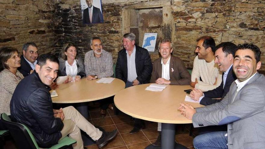 Alfonso Rueda presidió la reunión con diputados provinciales, alcaldes y portavoces. // Bernabé/Javier Lalín