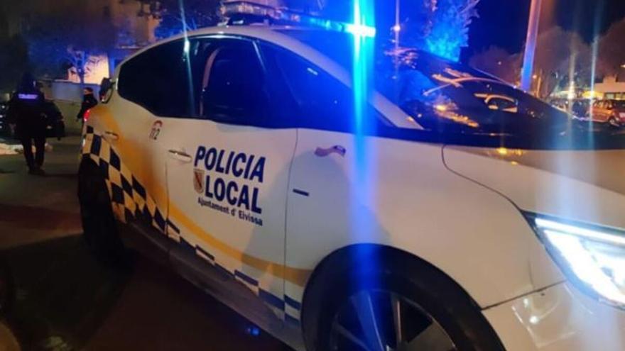 Un herido grave en una pelea entre dos hombres con armas blancas en pleno centro de Ibiza