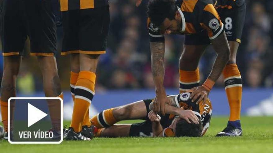 El futbolista del Hull City, tumbado tras recibir el golpe.