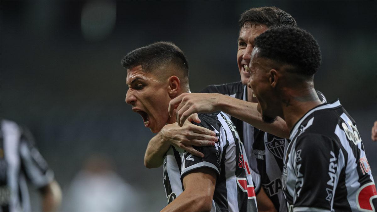 Savarino festeja uno de los dos goles que le hizo al Palmeiras