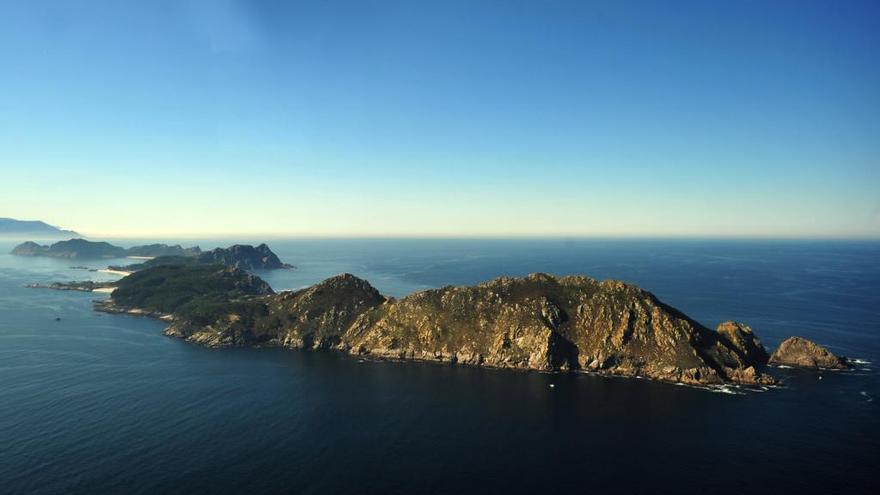 Vista aérea de las Cíes. // I. Abella