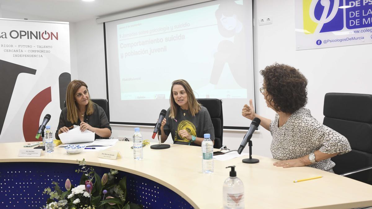 María de Quesada (en el centro), autora de La niña amarilla.