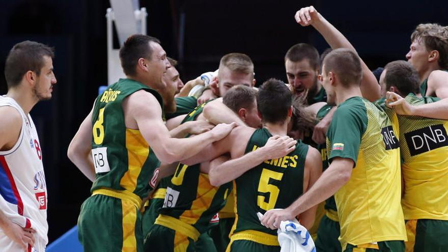 Lituania celebra su pase a la final del Eurobasket 2015.