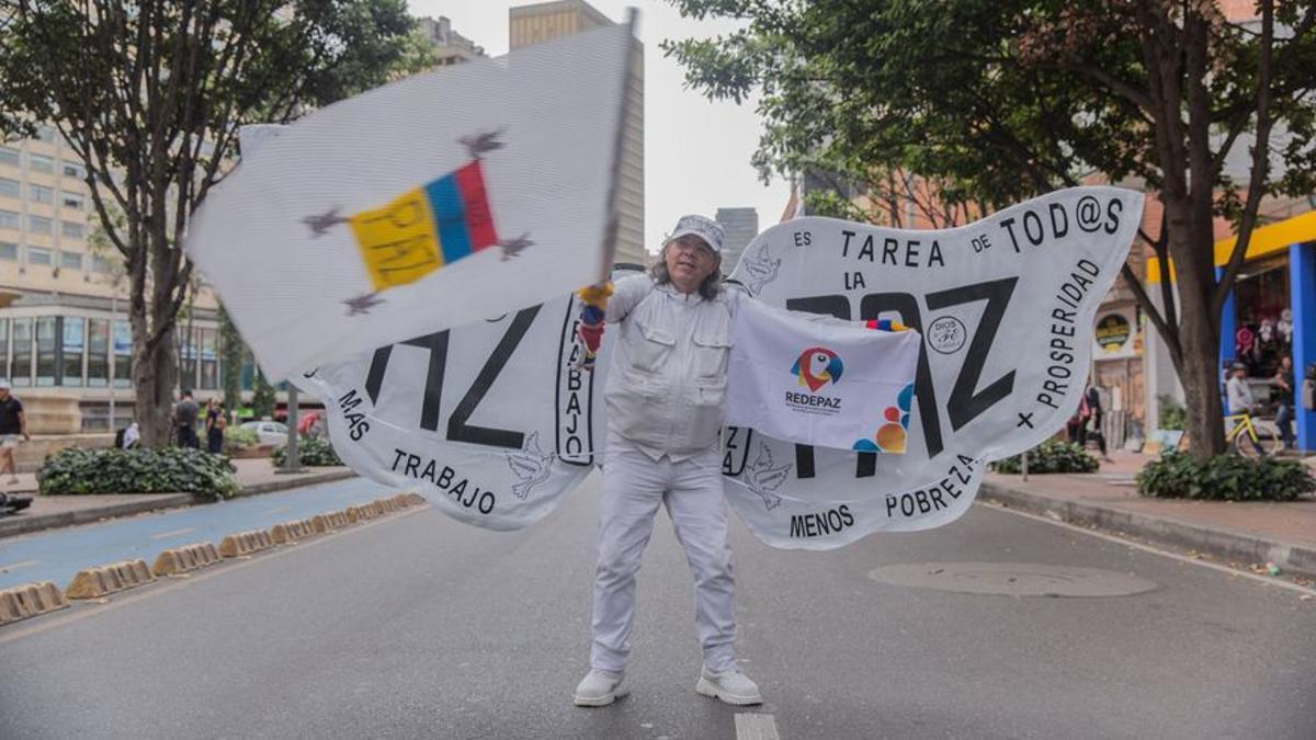 Un hombre reivindica la paz en Colombia en una protesta.