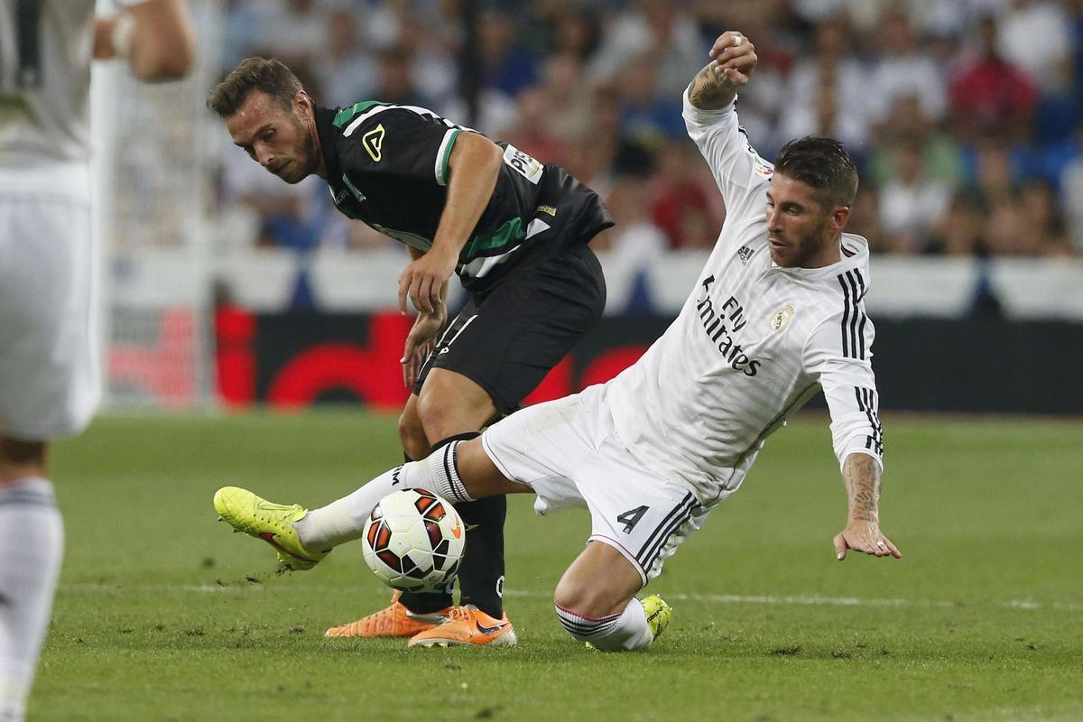 Xisco pugna con Sergio Ramos en el Real Madrid-Córdoba de la primera jornada en Primera División de la temporada 14-15.