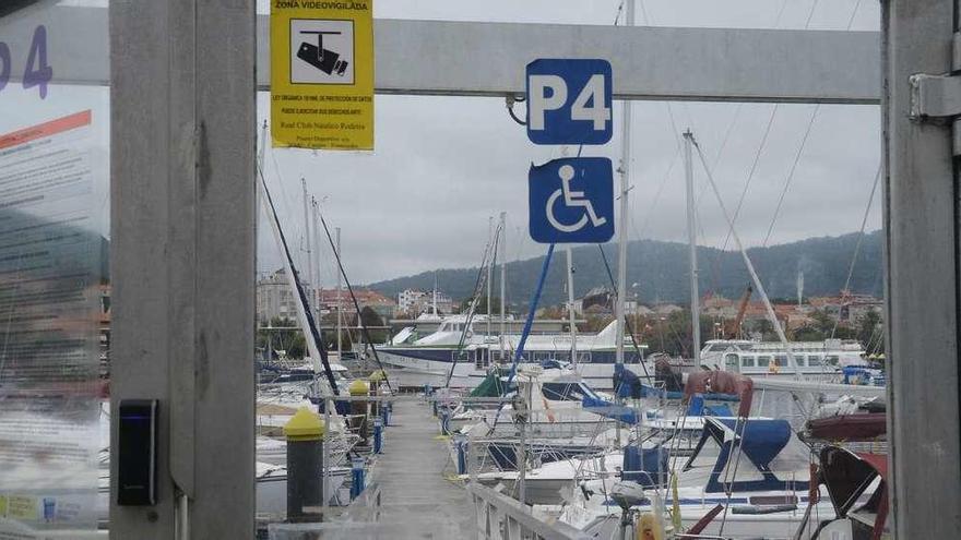 El acceso al pantalán número 4, donde se readaptarán 20 plazas para barcos de 10 metros de eslora. // Gonzalo Núñez