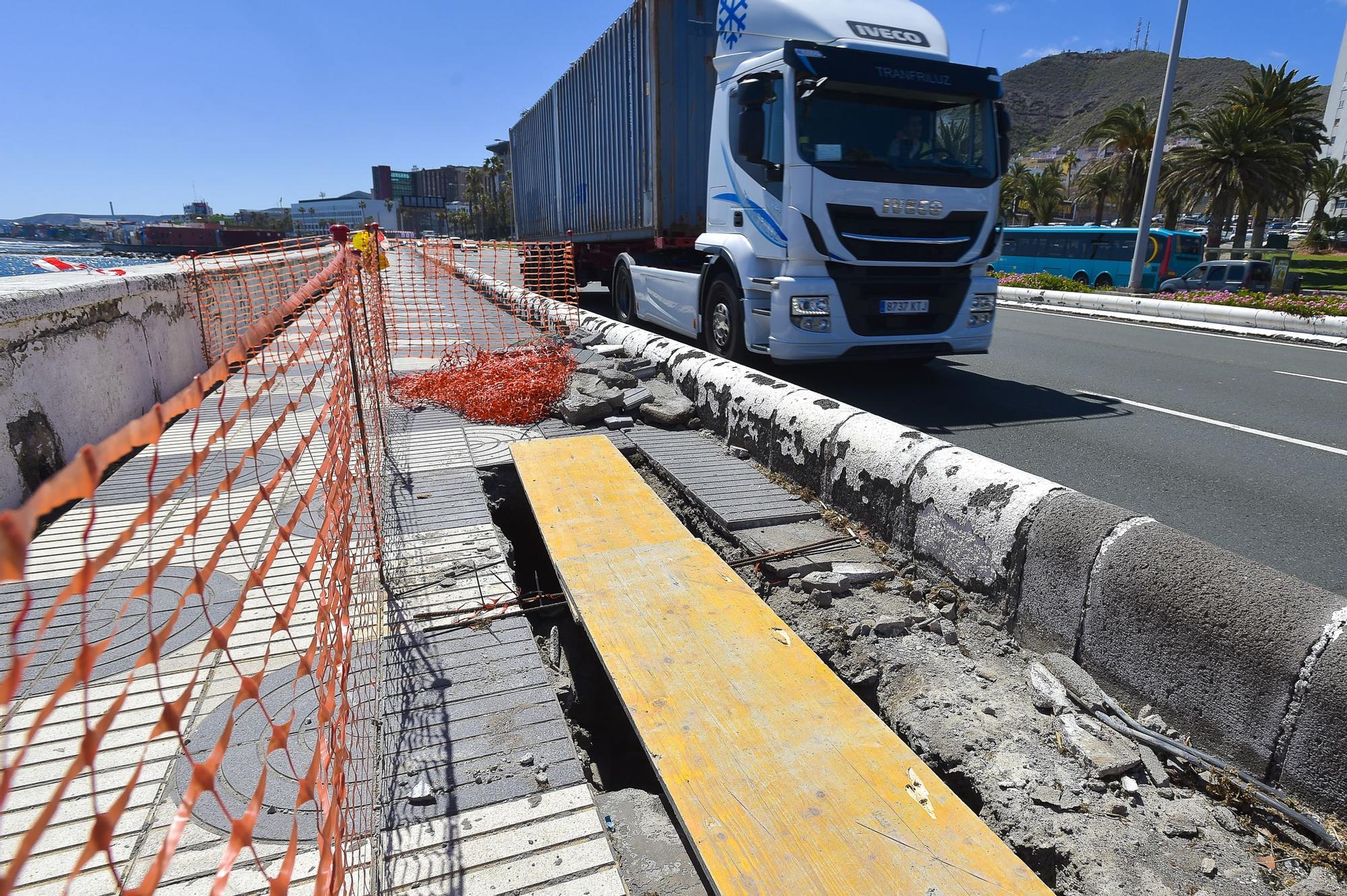 Obras para arreglar el socavón de la Avenida Marítima