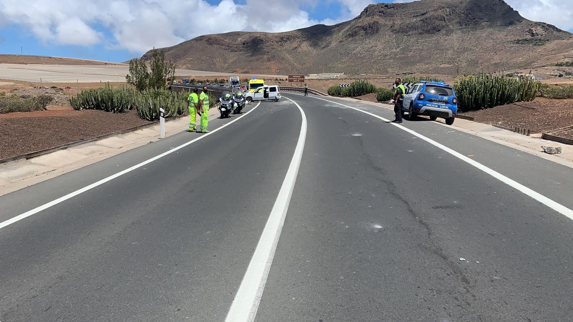 Accidente entre un camión y un turismo en la GC-2